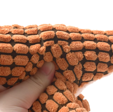 Peluche pour chien en forme de dinosaure. Petit plus car il ressemble à salamèche.