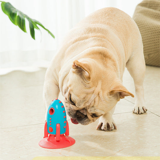 jouet original pour chien en forme de fusée.